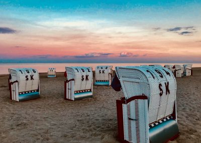 Strandkörbe in der Abendsonne