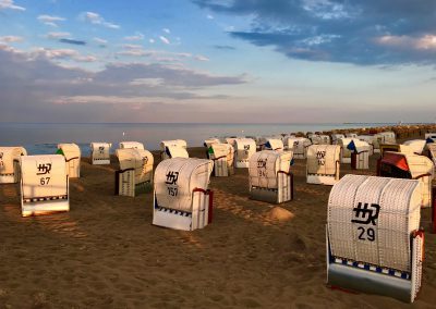 Strandkörbe in der Abendsonne