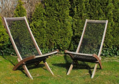 Zwei Gartenstühle im Garten