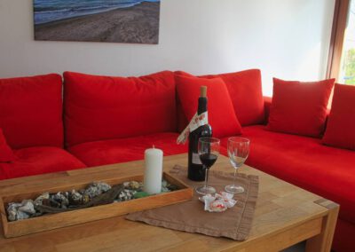 Rote Couch mit braunem Couchtisch