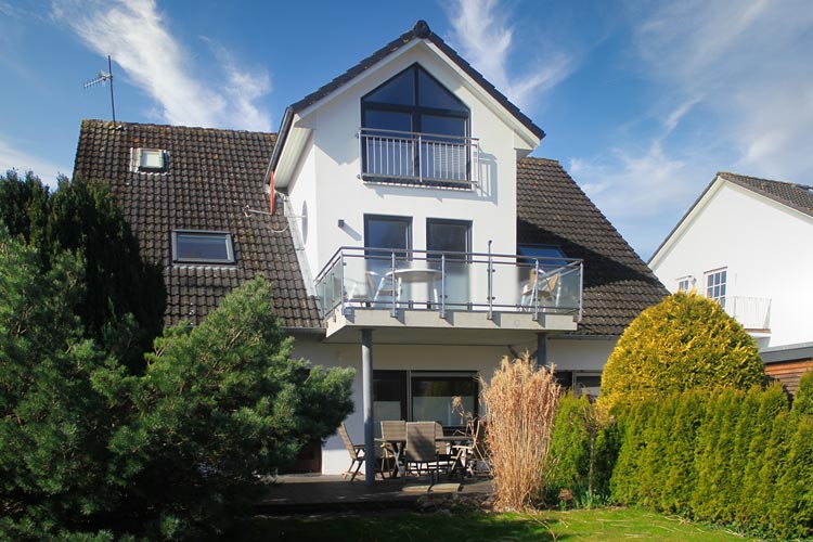 Haus von hinten mit Garten/Terrasse